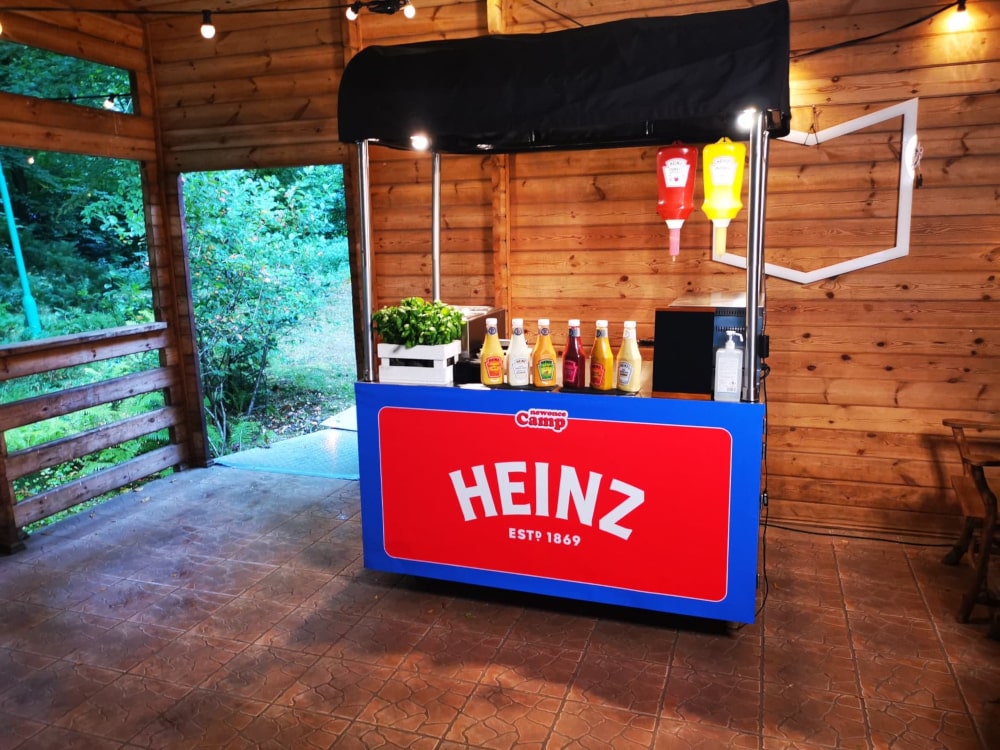 Strefa z hot-dogami Heinz / newonce.camp